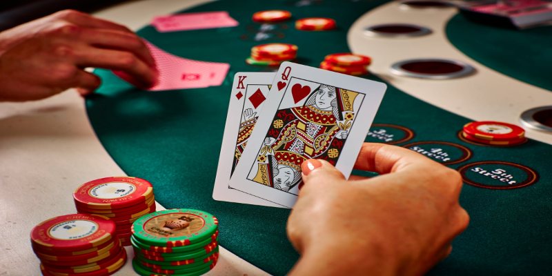 Nhân viên của nhà cái sẽ tiến hành chia bài cho cả người chơi baccarat GK88